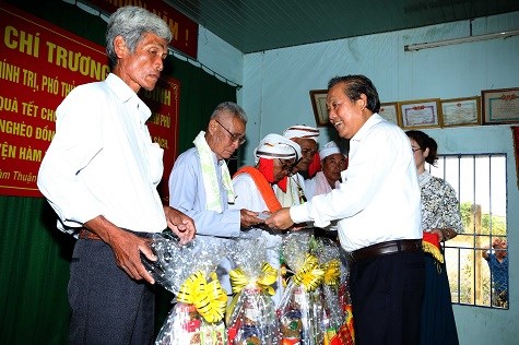 Phó Thủ tướng Trương Hòa Bình thăm, tặng quà đồng bào Chăm tỉnh Bình Thuận - ảnh 1